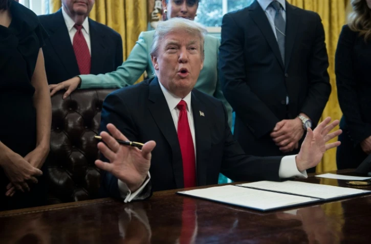 Le président Donald Trump dans le Bureau Ovale de la Maison Blanche, le 30 janvier 2017 à Washington