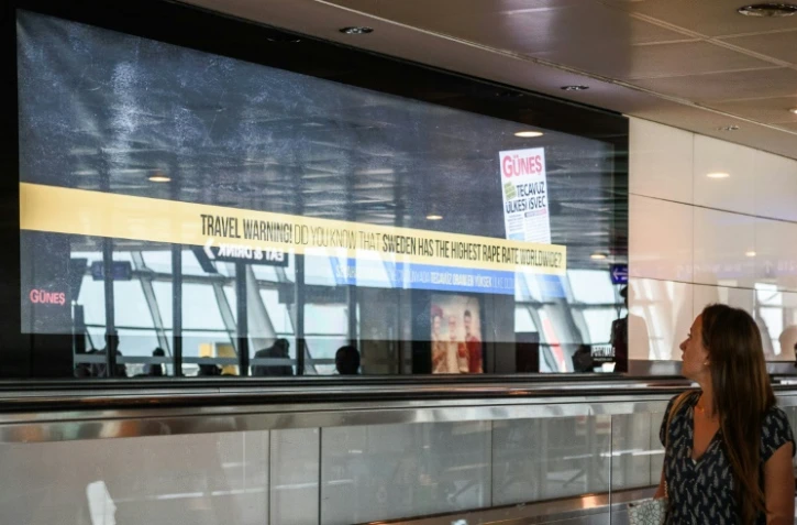 "Avertissement aux voyageurs! Saviez-vous que la Suède a le taux de viol le plus élevé du monde?", proclame une publicité pour le journal progouvernemental Günes, le 19 août 2016 à l'aéroport d'Istanbul