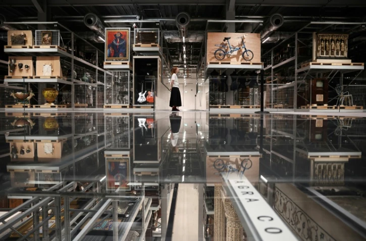 Une visiteuse regarde les oeuvres d'art exposées à la Storehouse du Victoria et Albert Museum, dans l'est de Londres, le 12 juin 2025