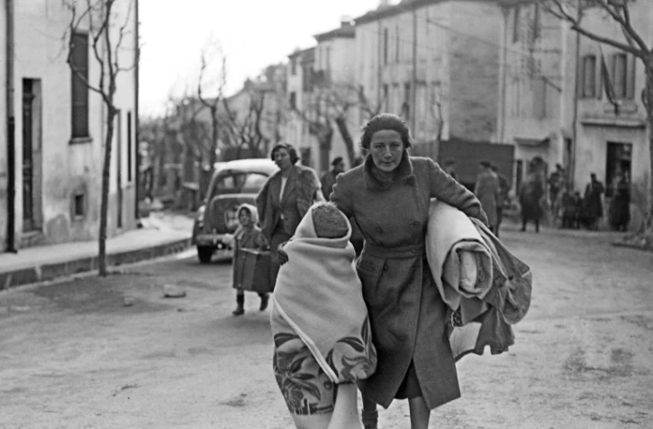 Une Espagnole et son enfant arrivent en France, dans la ville frontalière du Perthus, en février 1939, après avoir fui l'Espagne, à la suite de la victoire du général Franco