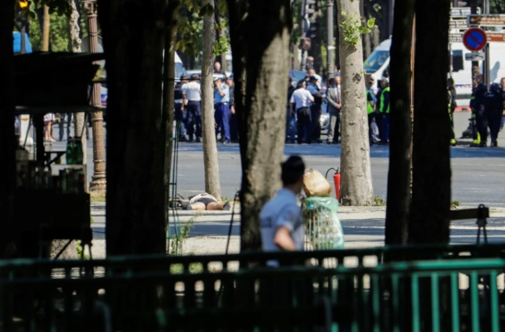 Des policiers sur les Champs-Elysées à Paris, le 19 juin 2017 