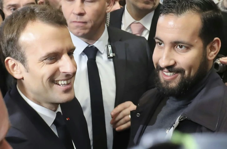 Emmanuel Macron et Alexandre Benalla (D), à Paris le 24 février 2018