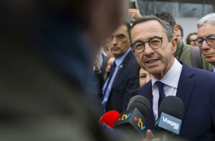 Le ministre français de l'Intérieur Bruno Retailleau, s'adresse à la presse à son arrivée pour participer au campus national des jeunes du LR au centre des congrès d'Épinal le 22 mars 2025