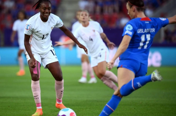 L'attaquante française Melvine Malard (g) défie la défenseuse islandaise Hallbera Gudny Gisladottir (d,) pendant l'Euro féminin 2022 au New York Stadium à Rotherham, le 18 juillet 2022.