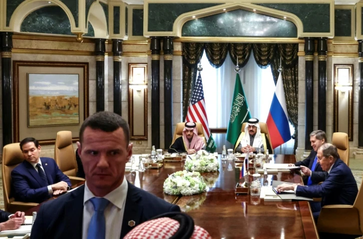 L'envoyé américain au Moyen-Orient Steve Witkoff, le secrétaire d'État Marco Rubio, le ministre russe des Affaires étrangères Sergueï Lavrov et leurs délégations assistent à une réunionà Riyad le 18 février 2025