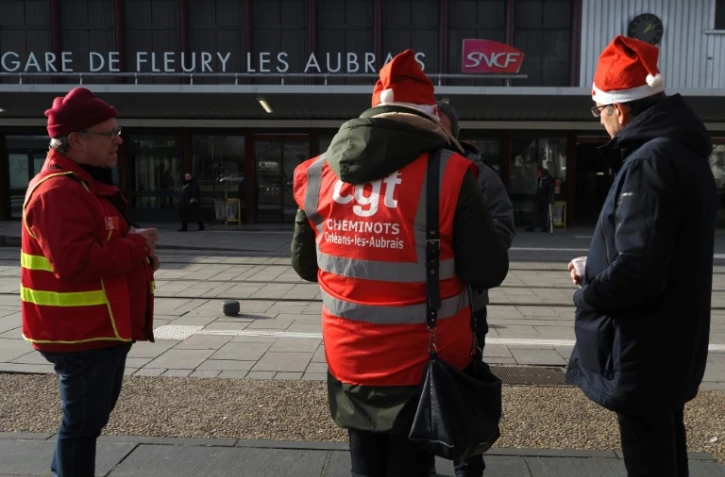 Des cheminots en grève le 23 décembre 2019 devant la gare d'Orléans-Les Aubrais