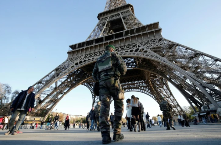 Patrouille au pied de la Tour Eiffel, le 15 novembre 2015, aux lendemains des attentats de Paris et Saint-Denis