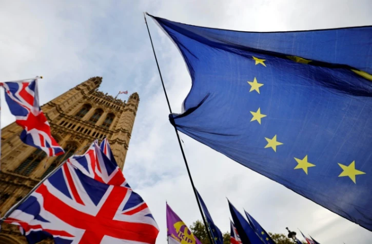 Des militants anti-Brexit brandissent des drapeaux européens lors d'une manifestation devant le Parlement britannique, à Londres le 28 octobre 2019