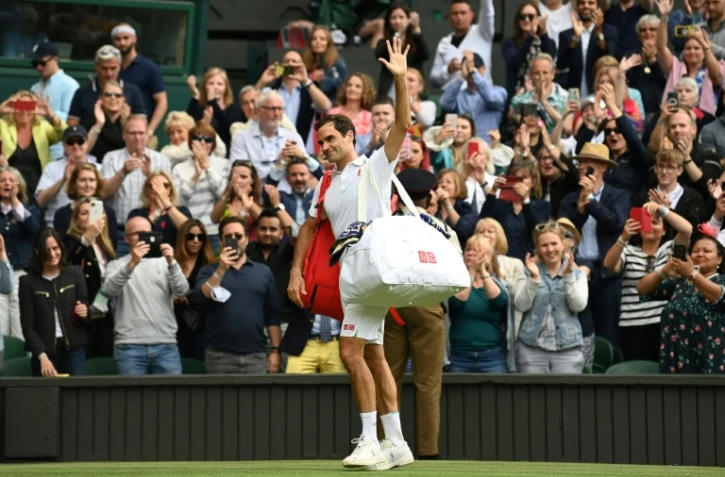 Le Suisse Roger Federer quitte le court central après sa défaite en 3 sets face au Polonais Hubert Hurkacz, en quart de finale, le 7 juillet 2021 au tournoi de Wimbledon à Londres