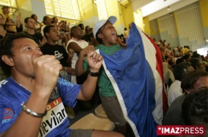 Dimanche 24 Août 2008
gymnase de Champ Fleuri à Saint-Denis une centaine de supporters ont assisté au match sur un écran géant