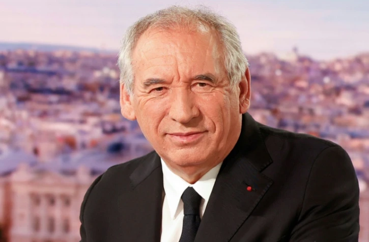 Le Premier ministre français François Bayrou pose avant une interview dans le journal télévisé du soir de la chaîne de télévision française TF1, à Boulogne-Billancourt, en périphérie de Paris, le 27 août 2025