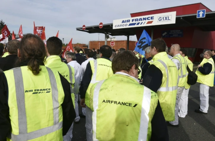 Manifestation de salariés d'Air France contre les mises en garde à vue, le 12 octobre 2015 à Roissy-en-France 