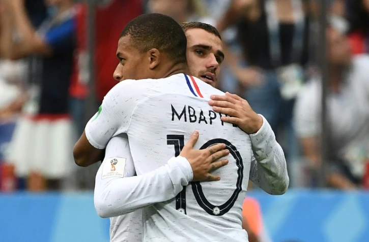 Les attaquants français Kylian Mbappé et Antoine Griezmann lors du quart de finale du Mondial contre l'Uruguay, le 6 juillet 2018 à Nijni Novgorod   