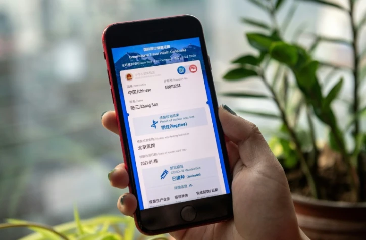 Un écran de téléphone avec un modèle du nouveau "certificat de santé pour les voyages internationaux" chinois, à Pékin, le 9 mars 2021