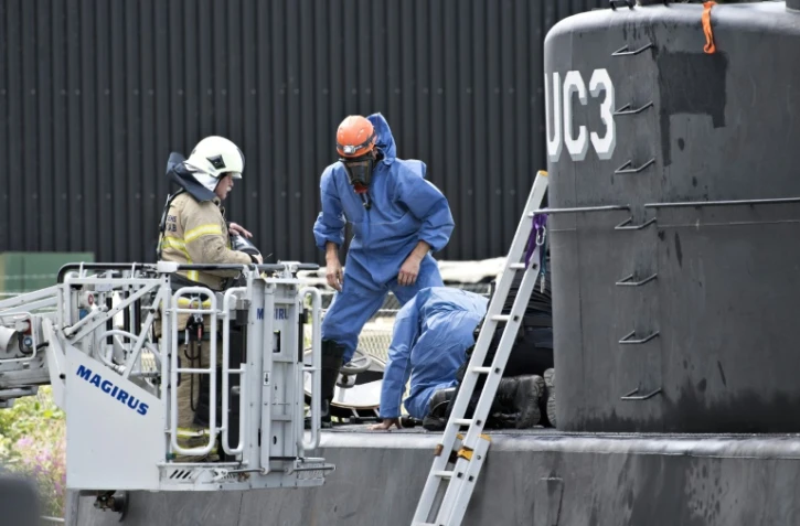 Des enquêteurs relèvent des indices sur le sous-marin Nautilus, le 13 août 2017 dans le port de Copenhague, après le meurtre de la journaliste suédoise Kim Wall tuée par le Danois Peter Madsen