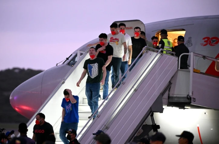 Des migrants vénézuéliens qui avaient été emprisonnés au Salvador descendent d'un avion à l'aéroport international Simon Bolivar à Maiquetia, Venezuela, le 18 juillet 2025