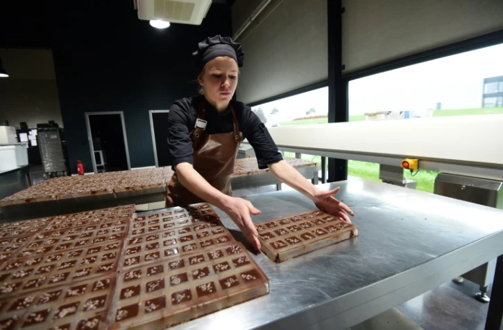 Une employée prépare du chocolat dans l'atelier de Benoît Nihan, à Awans, en Belgique, le 11 décembre 2015