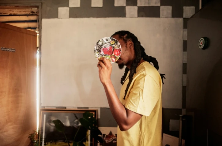 L'artiste visuel vonMash pose pour un portrait dans son studio de Springs, en Afrique du Sud, le 7 février 2022