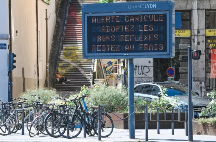 Un panneau met en garde contre une alerte canicule le 18 auût 2023 à Lyon