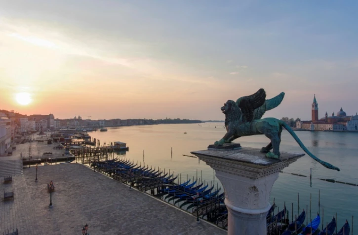 Photo aérienne du Lion de Venise, qui surplombe une ville exceptionnellement vidée de ses touristes en raison du confinement, le 25 avril 2020