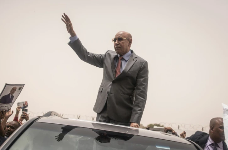 Le président mauritanien Mohamed Ould Cheikh El Ghazouani salue ses partisans qui fêtent sa réélection, le 1er juillet 2024 à Nouakchott