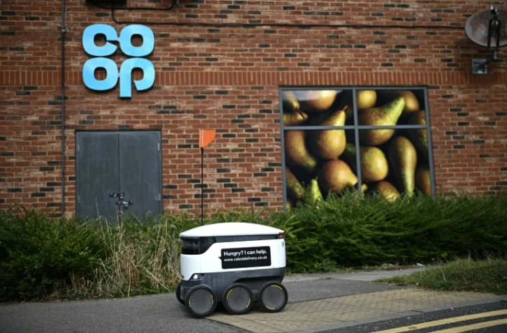 Un robot autonome appelé Starship en train de livrer des marchandises depuis un supermarché local Co-op à Milton Keynes, Angleterre, le 20 septembre 2021
