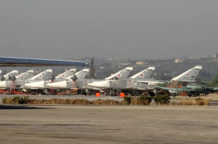Des avions russes dans la base militaire russe de Hmeimim dans la province de Lattaquié au nord-ouest de la Syrie le 16 février 2016
