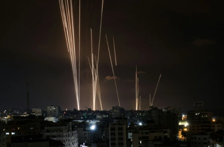 Une salve de roquettes est tirée par des militants palestiniens depuis la ville de Gaza en direction d'Israël, le 7 octobre 2023