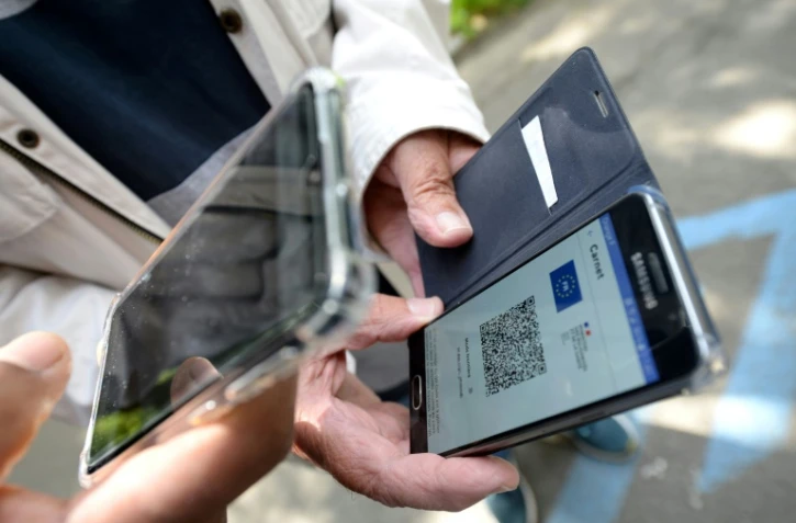 Contrôle du pass sanitaire d'un spectateur le 8 août 2021 à Rennes avant le match de Ligue 1 opposant le Stade Rennais au RC Lens