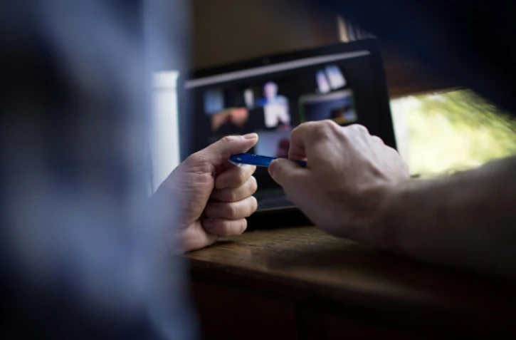 Le Medef a réussi à arracher jeudi pour son projet d'accord national interprofessionnel (ANI) sur le télétravail l'"avis favorable" de la CFDT, de Force ouvrière, de la CFE-CGC et de la CFTC, mais pas celui de la CGT