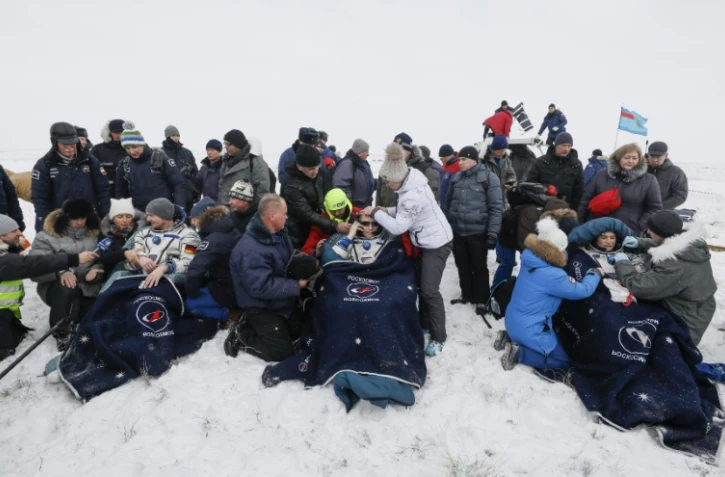 L'astronaute allemand Alexander Gerst de l'agence spatiale européenne, le cosmonaute russe Sergueï Prokopiev de Roskosmos et l'Américaine Serena Aunon-Chancellor de la NASA après leur retour sur terre, à Dzhezkazgan au Kazakhstan, le 20 décembre 2018