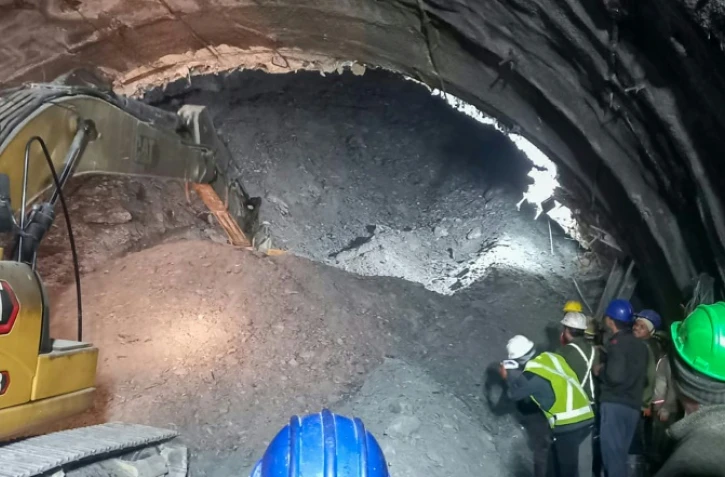 Des sauveteurs sur le site de l'effondrement d'un tunnel dans le district d'Uttarkashi, dans l'État d'Uttarakhand, le 13 novembre 2023 en Inde