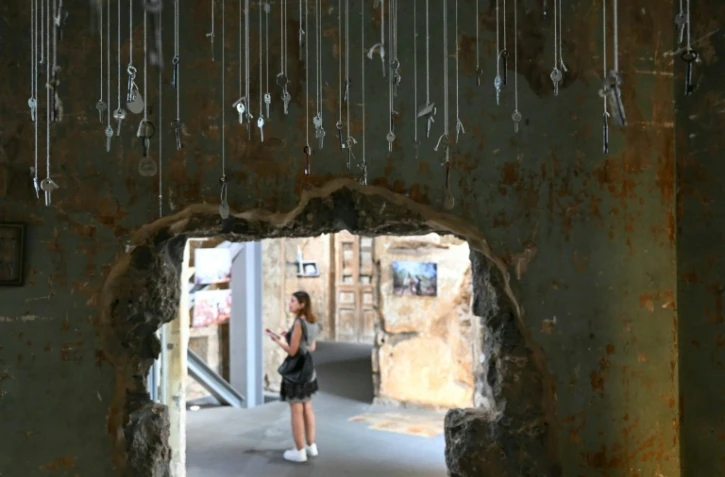 Des clefs suspendues, reliques de maisons détruites par Israël dans le sud du Liban, figurent au nombre des oeuvres exposées dans un musée de Beyrouth, le 17 juillet 2026