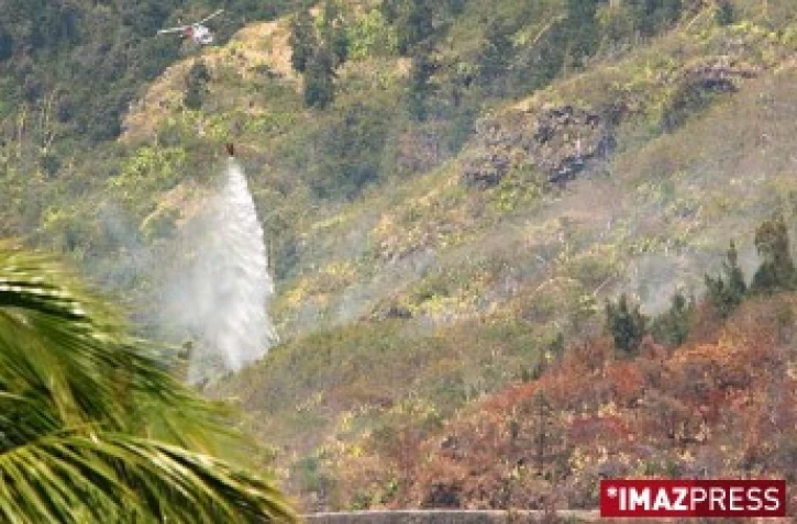 Vendredi 5 Septembre 2008
Hélicoptère arrosant les feux sur la route de la montagne