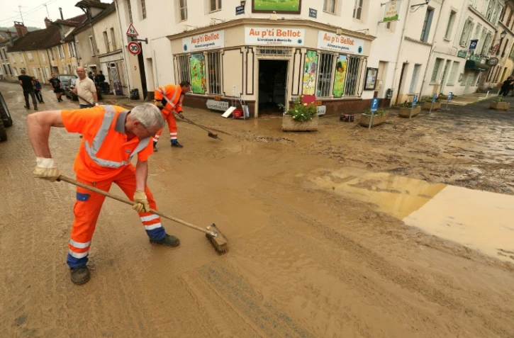 Nettoyage des rues après les inondations qui ont frappé Bellot, en Seine-et-Marne, le 6 juin 2018