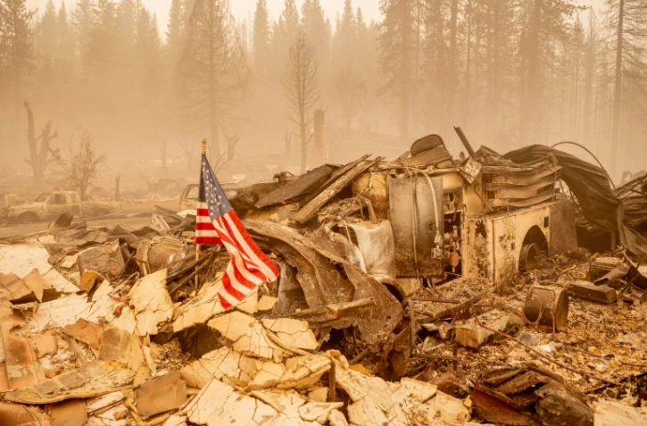 Un drapeau américain au milieu de ruines à Greenville, en Californie, le 7 août 2021