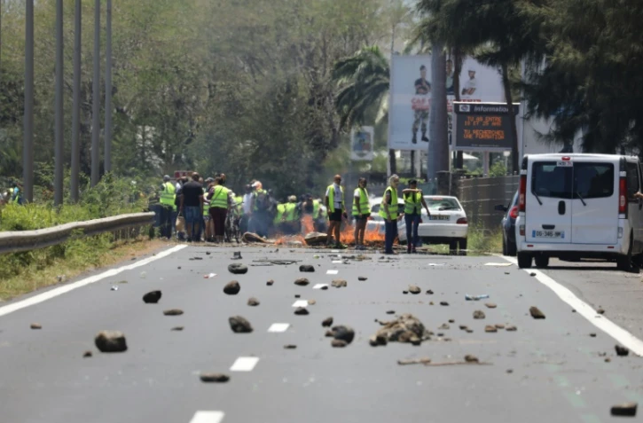 Des "gilets jaunes" bloquent une route à Saint-Denis-de-la-Réunion, le 19 novembre 2018