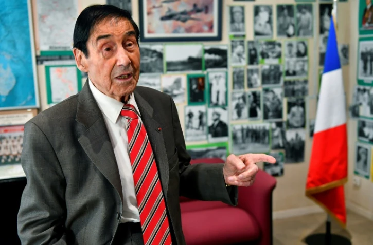 Marcel Berthomé dans son bureau de maire de Saint-Seurin-sur-l'Isle, le 16 janvier 2020