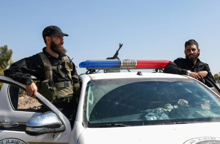 Des membres des forces de sécurité syriennes se déploient dans Walgha, près de Soueida, le 19 juillet 2025
