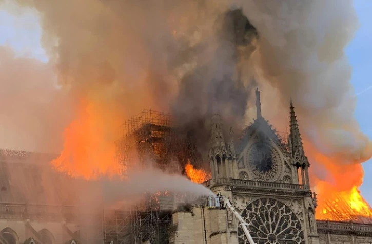 Un violent incendie à l'origine encore inconnue ravage la cathédrale Notre-Dame de Paris, le 15 avril 2019