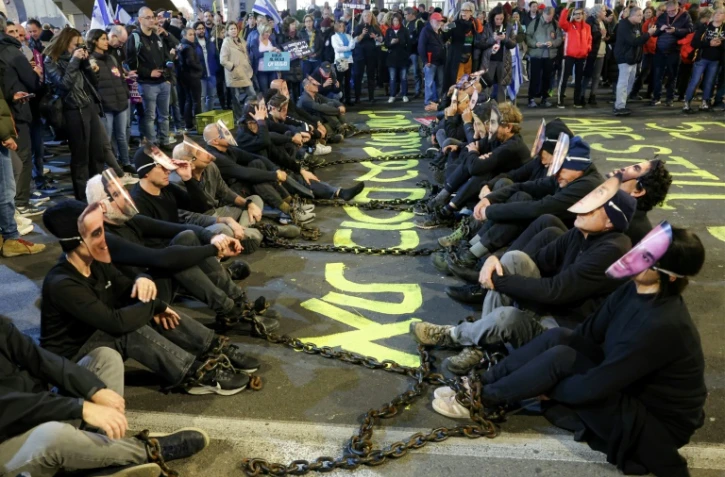 Des manifestants réclament des mesures pour ramener les derniers otages du Hamas, le 1er mars 2025 devant le ministère israélien de la Défense à Tel-Aviv