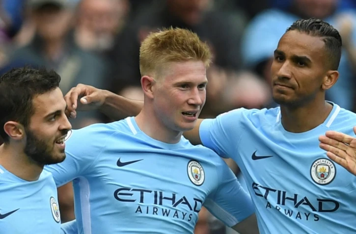 Le milieu de Manchester City Kevin De Bruyne (c) est congratulé par ses coéquipiers après son but contre Swansea à l'Etihad Stadium, le 22 avril 2018