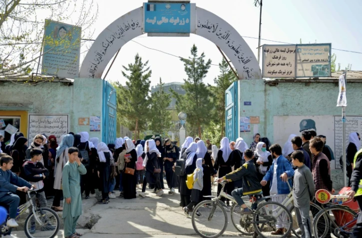 Des jeunes Afghanes quittent leur école, le 23 mars 2022 à Kaboul, après la fermeture des écoles secondaires pour les filles par les talibans, quelques heures seulement après leur réouverture