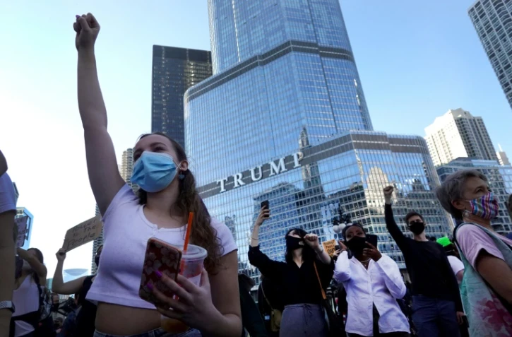Des partisans de Joe Biden célèbrent sa victoire à l'élection présidentielle devant le Trump International Hotel and Tower de Chicago (Illinois), le 7 novembre 2020