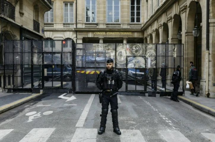 Un gendarme se tient devant l'entrée du Conseil constitutionnel, le 14 avril 2023 à Paris