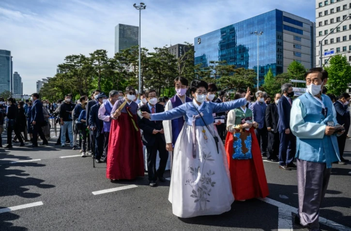 Des invités à la cérémonie d'investiture du président sud-coréen Yoon Suk-yeol font la queue devant l'Assemblée nationale à Séoul, le 10 mai 2022