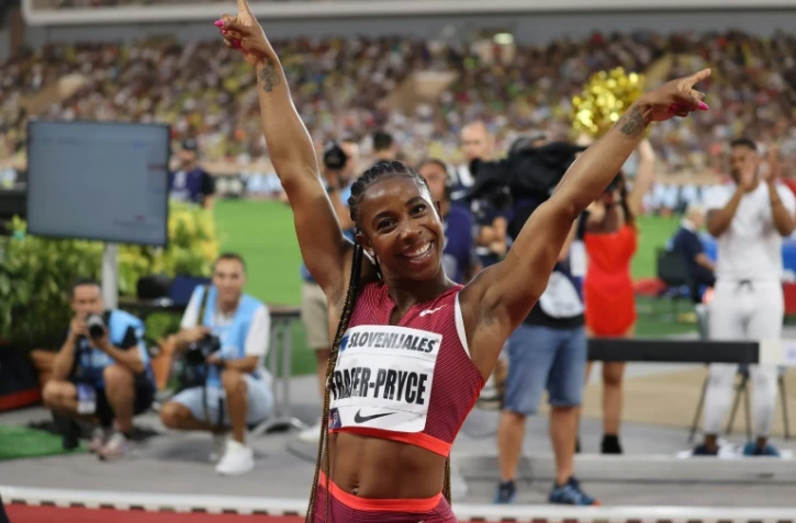 La Jamamaïcaine Shelly-Ann Fraser-Pryce fête sa victoire lors de la finale du 100 m du meeting de Ligue de diamant de Monaco au stade Louis II le 10 aôut 2022