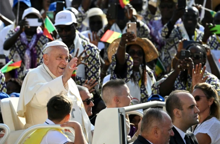 Le pape François salue les fidèles avant son audience générale hebdomadaire sur la place Saint-Pierre au Vatican, le 28 août 2024.