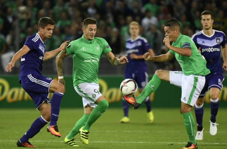 Les attaquants de Saint-Etienne Nolan Roux et Romain Hamouma face à Anderlecht, le 29 septembre 2016 à Geoffroy-Guichard 