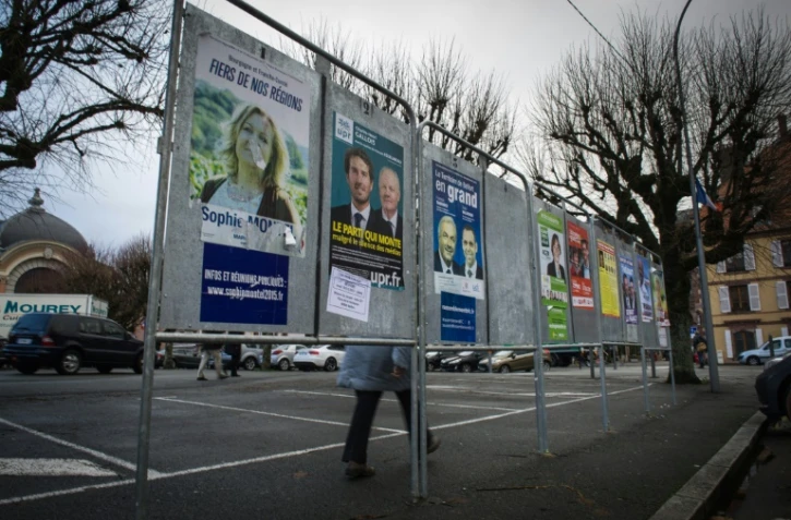 Panneaux électoraux le 1er décembre 2015 à Delle